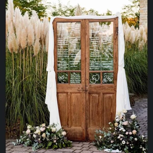 Porta due ante usata come tableau de mariage