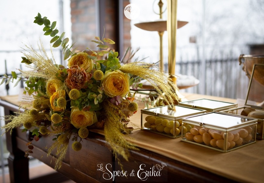 Scatola in vetro bordata oro con confetti (3)